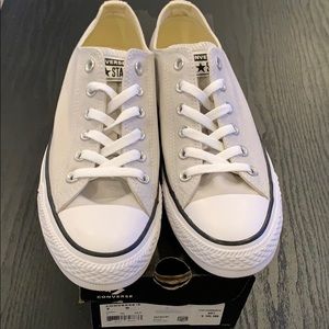 Low-top light gray Converse
